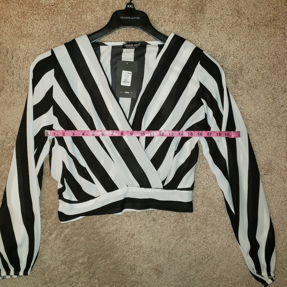 Fashion Nova Black & White V Neck Blouse - Picture 4 of 6